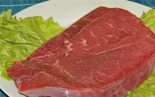 1. Этап. Мясо по-абхазски: 1. Рецепт приготовления мяса по-абхазски следует начать с выбора хорошего кусочка мяса. Оно должно быть свежее и нежирное.