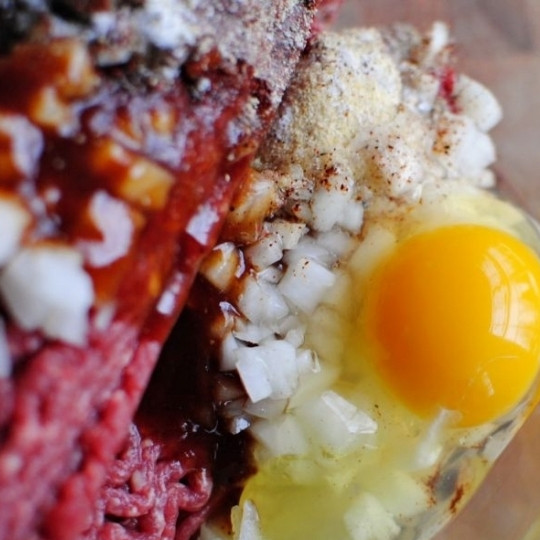 1. Этап. Классический мясной рулет: Туда же разбиваем одно яйцо.