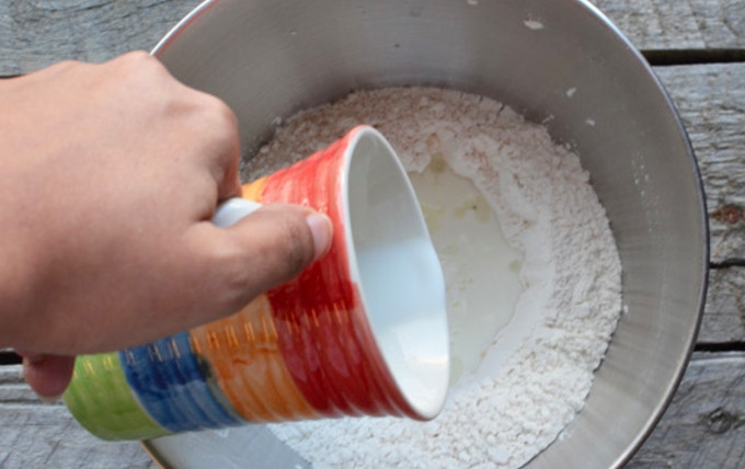 1. Этап. Пресная лепешка: Сперва всыпьте в миску муку и все сухие ингредиенты, перемешайте. Сделайте углубление и вылейте туда йогурт, растительное масло и слегка подогретое молоко.