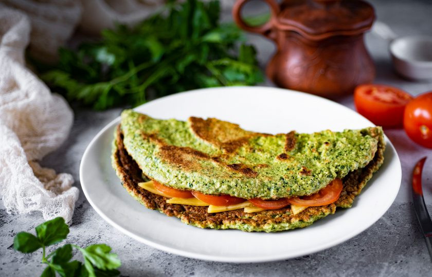 1. Этап. Овсяноблин со шпинатом: Я положила на одну сторону овсяноблина ломтики сыра и тонкие кружочки томатов, накрыла второй стороной и подала к столу. Приятного аппетита!