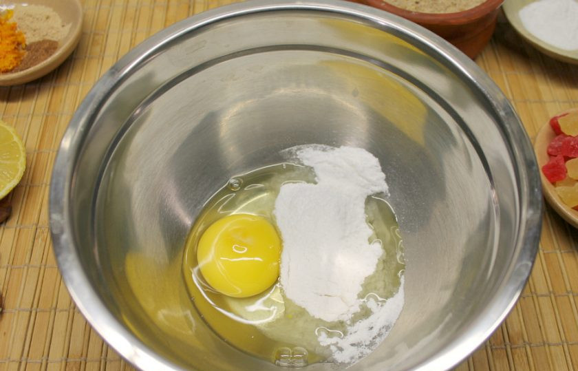 1. Этап. Нюрнбергский пряник: В миску насыпаем сахарную пудру и добавляем яйцо.