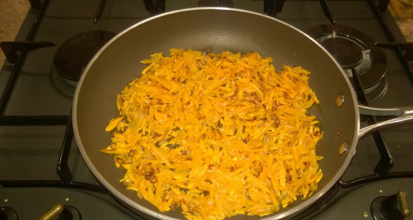 1. Этап. Слоеный торт с рыбой: 3. Обжарьте немного лук, к нему добавьте морковь, доведите до готовности, можно немного посолить и добавить любимые специи, оставьте остывать.