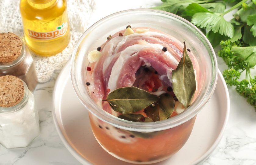 1. Этап. Бекон в домашних условиях: Бекон солится минимум 3 дня. Каждый день мясо желательно переворачивать, чтобы оно равномерно просолилось.