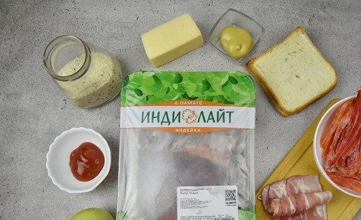 1. Этап. Рулет из индейки с беконом: Для приготовления рулета подготовьте продукты по списку. Перец и зелень в данном рецепте использую замороженные. В качестве пряной смеси для обвалки рулета можете использовать любые любимые вами специи. У меня смесь из зерен горчицы, шамболы, паприки, черного молотого перца, чеснока, кориандра и тмина. Можно добавить сухую аджику. Если не любите пряную корочку, обваляйте рулет в кунжутном семени.