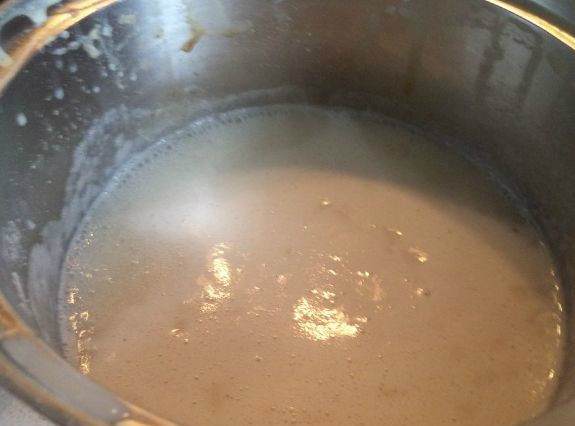 1. Этап. Овсяный кисель старинный: Итак, в кастрюле у нас процеженная жидкость, которую нужно подсолить по вкусу. Некоторые добавляют еще сахар. Зависит от того, что вы хотите получить. Доводим кисель до кипения, помешивая ложкой.