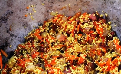 1. Этап. Кулеш на костре: Пшено необходимо хорошо промыть, добавить в котелок и хорошо перемешать.