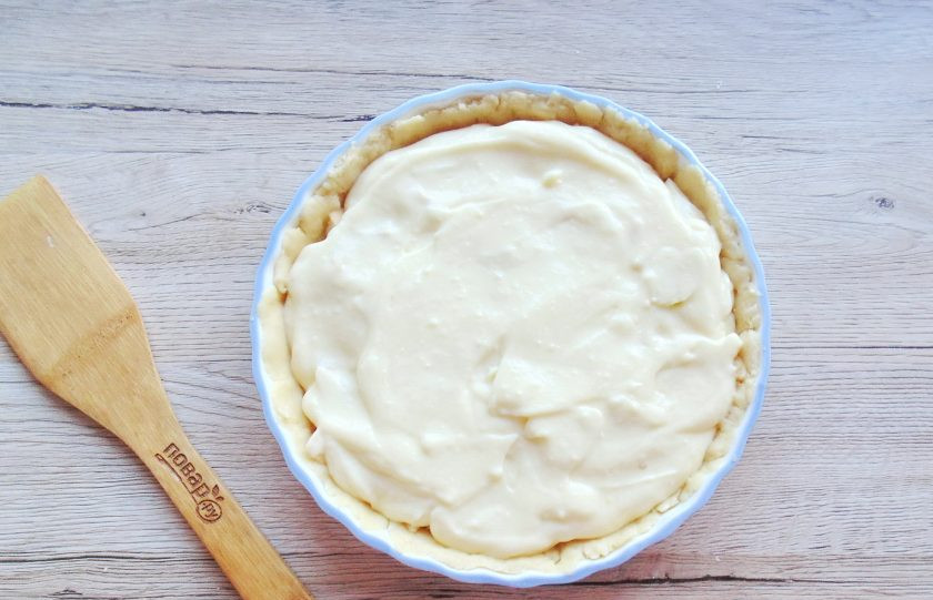 1. Этап. Песочный пирог с яблоками и заварным кремом: На яблоки выложите заварной крем.