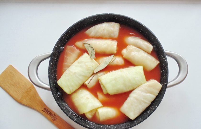 1. Этап. Голубцы по-польски: Приготовленные голубцы выложите в сотейник с соусом. Добавьте лавровый лист. Поставьте на плиту, накройте крышкой.