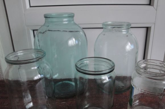 1. Этап. Огурцы Теща и зятек: Описанные пропорции рассчитаны на 1 литр рассола, поэтому меняйте их в зависимости от этого параметра. Банки хорошо промойте и обсушите. Огурцы также помойте.