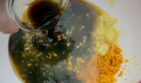 1. Этап. Говядина по-китайски: Приготовить маринад: смешать цедру апельсина, соевый соус, кунжутное масло, имбирь, чеснок растертый, сахар.