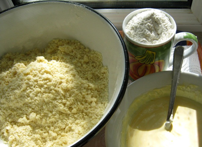 1. Этап. Мутаки: Для начала мы смешиваем 2 стакана муки с солью, разрыхлителем и ванилином. Теперь предварительно размягченное сливочное масло перетираем с мучной смесью до консистенции «крошки». В отдельной миске смешиваем 3 яичных желтка и сметану, полученную смесь переливаем к мучной «крошке» и перемешиваем.