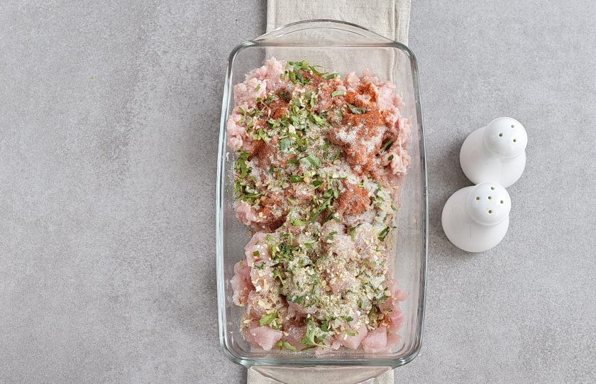 1. Этап. Домашняя ветчина из курицы: Посыпьте измельченное мясо желатином и добавьте пряности.