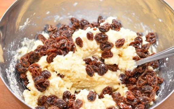 1. Этап. Сдобные пирожки с творогом: Затем сливаем с изюма воду и добавляем его в творожную массу, перемешиваем все до однородного состояния.