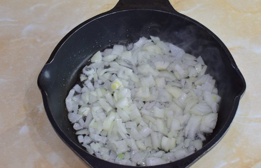 1. Этап. Печень в горшочках по-русски: Лук очистите и нарежьте. В сковороде растопите сливочное масло и обжарьте лук 1-2 минуты. Он станет мягкий.