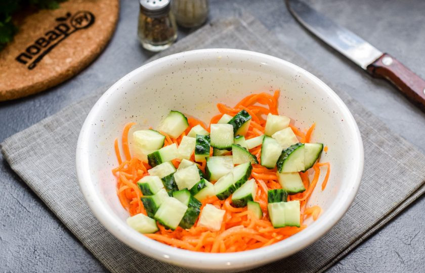 1. Этап. Салат Палитра: Свежий огурец нарежьте небольшими кубиками и добавьте к моркови.