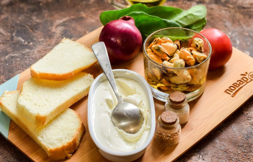 1. Этап. Брускетты с мидиями: Подготовьте все ингредиенты.