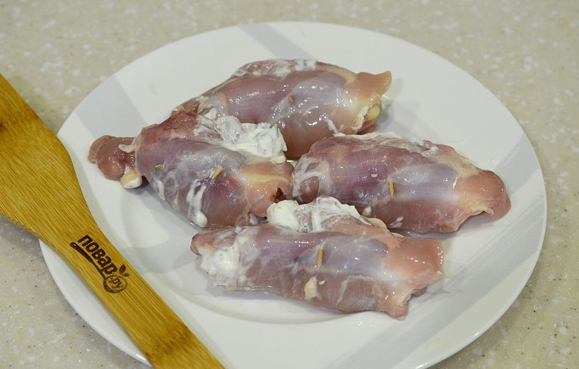 1. Этап. Куриные рулетики с помидорами и сыром: 6. Сверните рулетиком и зафиксируйте зубочистками.