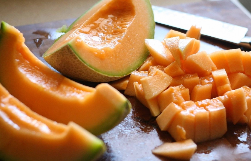 1. Этап. Салат из дыни и арбуза: Нарезаем дыню на скибки, срезаем кожуру и нарезаем на небольшие кубики.