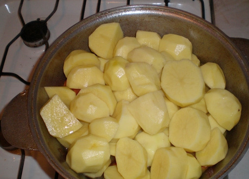 1. Этап. Дамляма из свинины и говядины: 7. Затем выкладываю наш картофель и хорошо приминаю его.