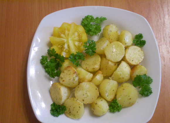 1. Этап. Картофель кусочками в духовке: Разложите порционно и подайте с зеленью и овощами. Приятного!