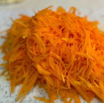 1. Этап. Салат Покоритель сердец: Морковь натереть на крупной терке