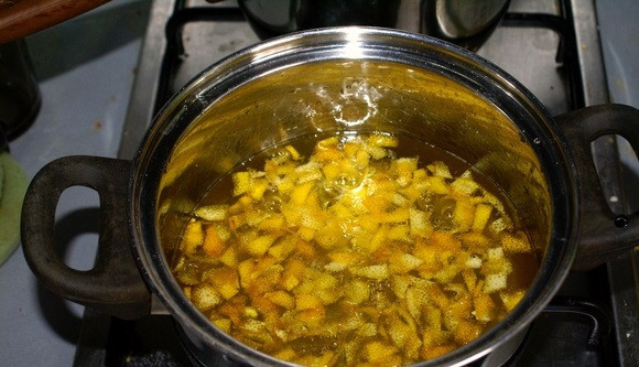 1. Этап. Сироп для газировки: 2. В кастрюлю налить воду и довести ее до кипения. Затем всыпать сахар и добавить цедру. На медленном огне проварить цедру в сиропе около 5-7 минут. Этот простой рецепт сиропа для газировки можно дополнить свежими или замороженными ягодами.