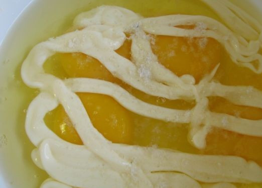 1. Этап. Запеканка из цветной капусты с яйцом: 4. Делаем заливку: взбиваем яйца, добавляем майонез, соль, специи по вкусу. Заливаем равномерно нашу капусту полученным соусом.