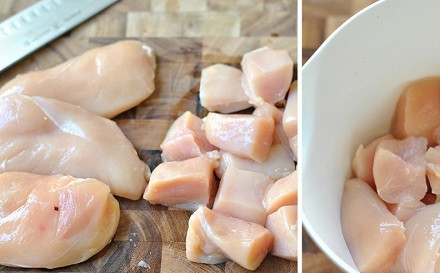 1. Этап. Курица карри с кокосовым молоком: 1. Первым делом нужно вымыть и обсушить грудку. Нарежьте ее некрупными кусочками.