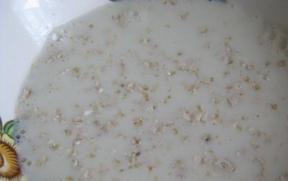 1. Этап. Смузи с овсянкой для похудения: Хлопья залейте молоком на 10 минут.