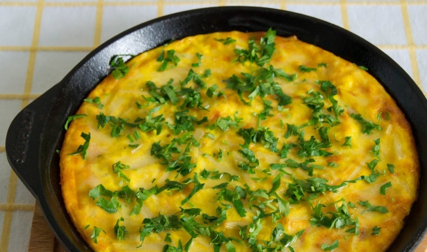 1. Этап. Яичница по-деревенски: Поставьте сковороду в духовку, прогретую до 180 градусов, запекайте 40 минут. При подаче на стол присыпьте измельченной зеленью. Приятного аппетита!