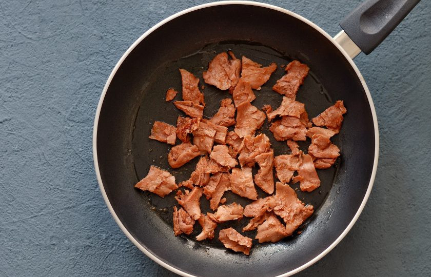 1. Этап. Суп с соевым мясом: Добавьте специи и соевый соус. Обжарьте соевое мясо на сковороде до испарения влаги.