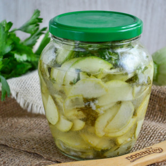 Кабачки с петрушкой и чесноком на зиму