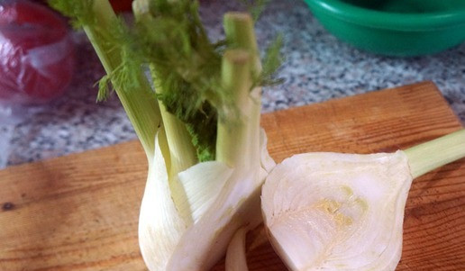 1. Этап. Солянка рыбная «Эксклюзив»: От клубня фенхеля отрезать треть – больше не понадобится. Порезать его очень мелко.