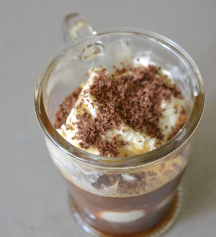 1. Этап. Кофе с мороженым: Добавьте к горячему кофе 2 шарика мороженого, присыпьте сверху тертым шоколадом.