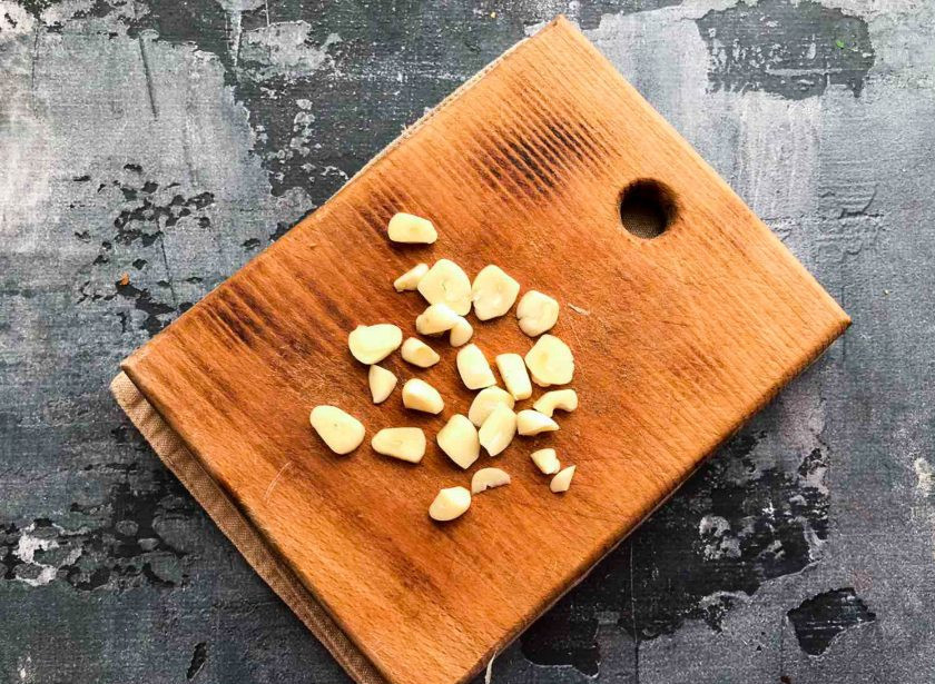 1. Этап. Чечевица по-монастырски: Чеснок крупно нарежьте.