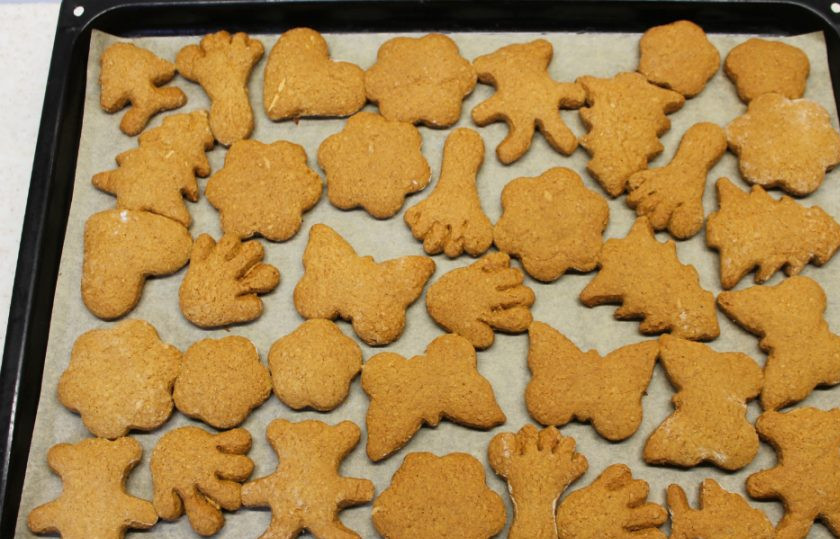 1. Этап. Медово-имбирные пряники: Выпекаем при температуре 180 градусов около 12 минут.