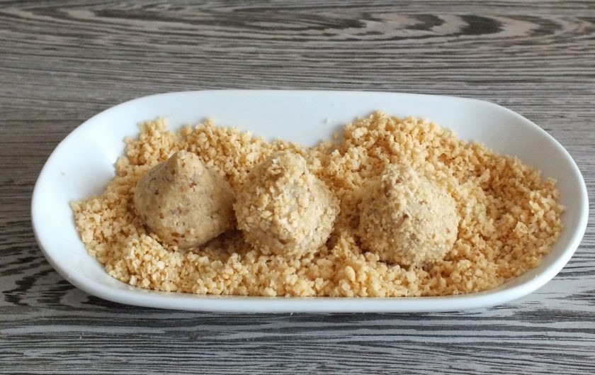 1. Этап. Конфеты с вафельной крошкой: Подготовьте отложенную крошку. Из вафельно-ореховой массы скатайте шарики, размером с грецкий орех. Придайте конфетам форму 