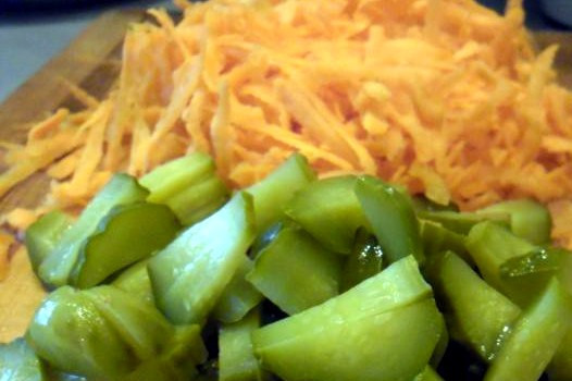 1. Этап. Рассольник с курицей в мультиварке: Морковь трем на крупной терке, огурцы режем брусками или тоже трем на терке.