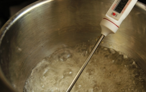 1. Этап. Слоеные трубочки с белковым кремом: Пока трубочки остывают, займитесь приготовлением крема. В кастрюльку или сотейник насыпьте сахар с ванилью, добавьте воду. На медленном огне варите до состояния тягучего сиропа светло-коричневого цвета.