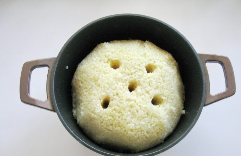 1. Этап. Диетический плов из курицы: Готовьте плов на среднем огне, пока вся жидкость сверху не выкипит, но внизу еще останется. Затем соберите рис горкой от краев к центру кастрюли. Деревянной палочкой или ложкой сделайте углубления до дна кастрюли. Накройте её крышкой и варите плов еще 20-25 минут на самом минимальном огне.