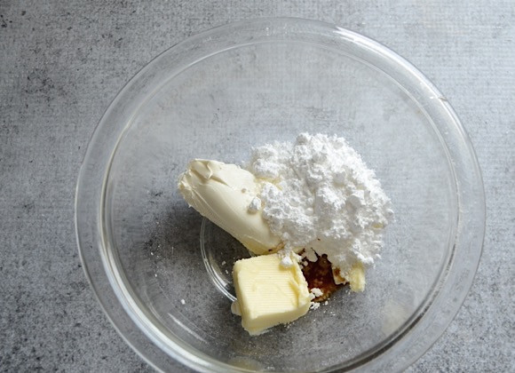 1. Этап. Пирог из моркови и ржаной муки: 5. Тем временем в миску выложите сливочный сыр, сливочное масло и добавьте сахарную пудру.