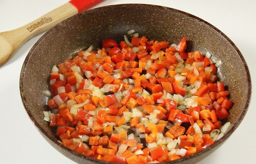 1. Этап. Домашний рататуй: Обжарьте овощи на сковороде до мягкости.