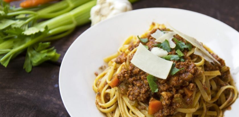 1. Этап. Соус Болоньезе без вина: Подавайте соус горячим с пастой и наслаждайтесь!