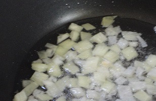 1. Этап. Пёркельт: В кастрюле с толстым дном разогреть жир или вытопить его из сала. Добавить лук, посолить по вкусу и тушить до мягкости.