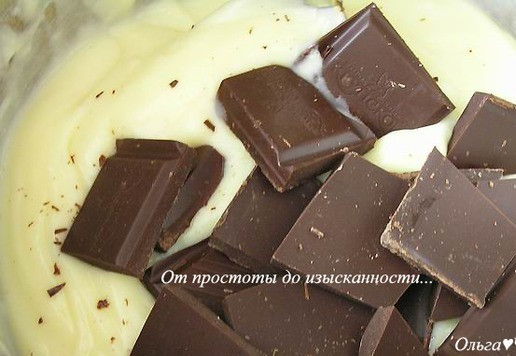 1. Этап. Торт Пасхальный из кексов или куличей: Крем разделите на две части. В половину горячего крема добавьте поломанный на кусочки шоколад, добавьте половину распущенного на водяной бане желатина, интенсивно перемешайте венчиком или немного взбейте миксером.