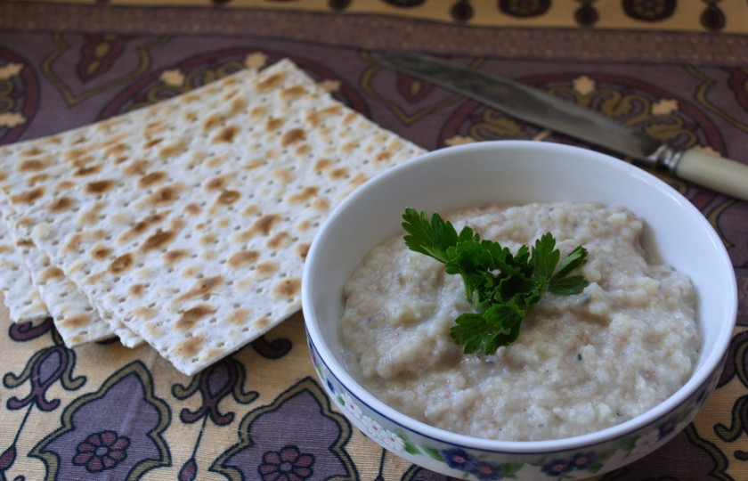 1. Этап. Форшмак классический рецепт: Хлеб отжать от воды. Через мясорубку дважды прогнать яблоко, сельдь, лук, мякиш белого хлеба. Переложить в миску и подать к столу. Вкусно как на хлебе, так и с мацой.