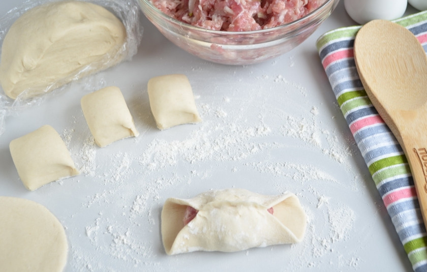 1. Этап. Манты классические: Слепите край по серединке, как на фото.