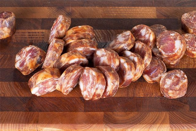 1. Этап. Салат Цезарь с колбасой: Копченую колбасу нарезать ломтиками любимой толщины и поджарить с двух сторон на сковороде без масла или гриле.