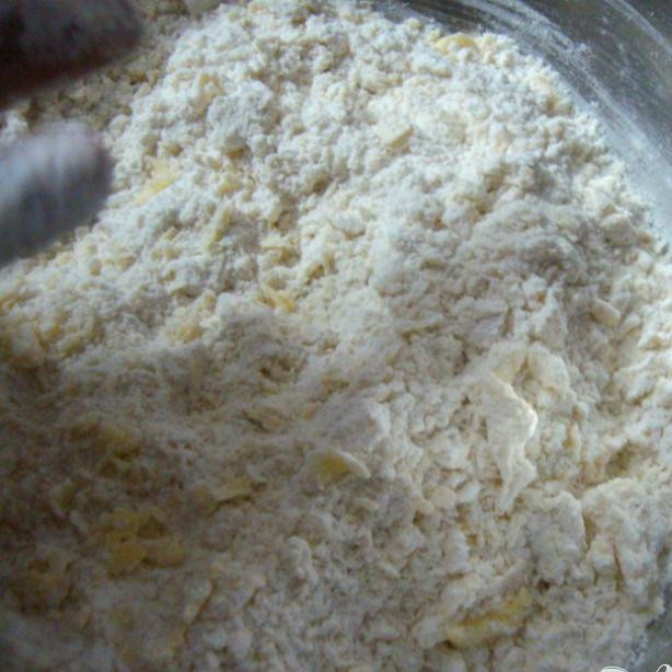 1. Этап. Пончики Бадуша: Перемешайте всё до однородной массы.