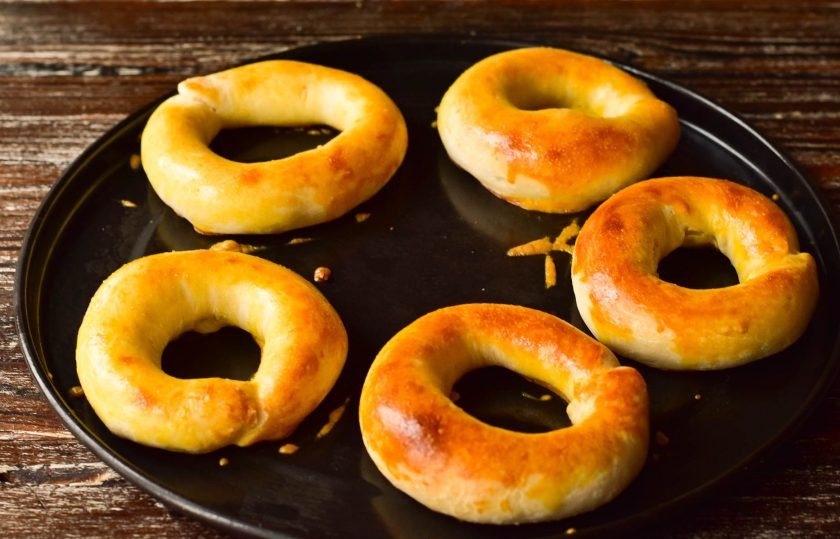 1. Этап. Мясные кольца в духовке: Отправьте противень в разогретую до 190 градусов духовку на 25-30 минут.